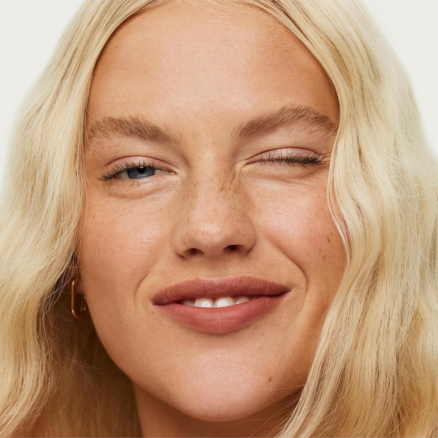 ILIA - Lip Sketch Hydrating Crayon | Hydrate, Plump, Smooth, Strengthen | Long Lasting up to 12-Hours, Bleed-Resistant, Soft-Matte | Barrier-Building, Non-Toxic, Cruelty-Free (Banquette)